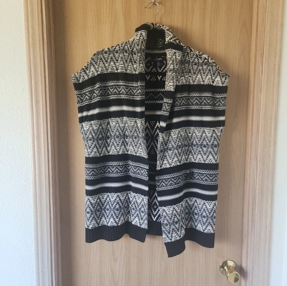 Black and White Patterned Vest Sweater - Picture 1 of 5